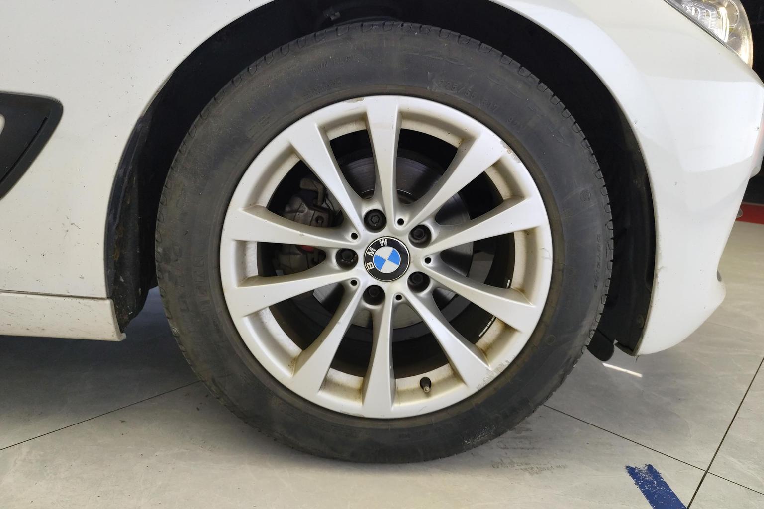 BMW 3 Series GT 2014 320i Leading