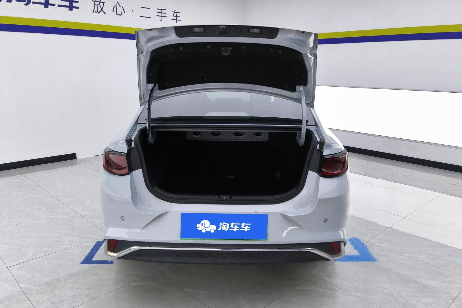Geely Emgrand L HiP: фотография 11 из 17