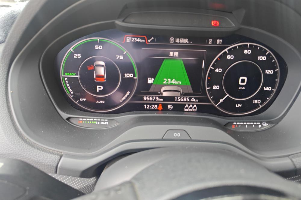 Audi Q2L e-tron, фото 13