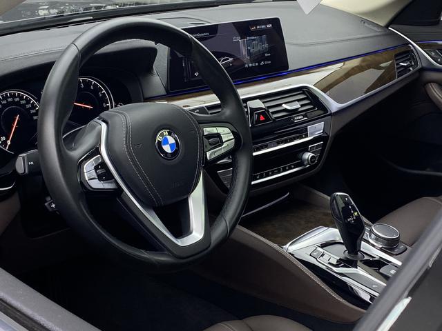 BMW 5 Series 2018 — фото 19