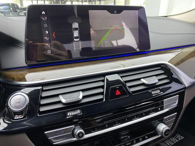 BMW 5 Series 2018 — фото 11
