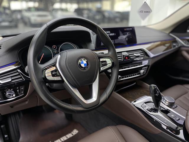 BMW 5 Series 2018 — фото 24