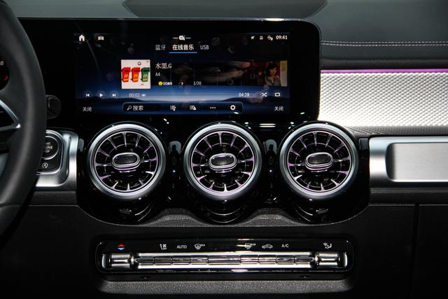 Mercedes-Benz GLB 2024 GLB 200 — фото 18