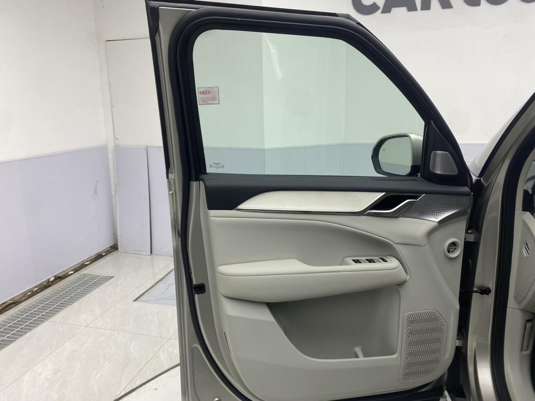 Volvo EM90 2025 Ultra мест