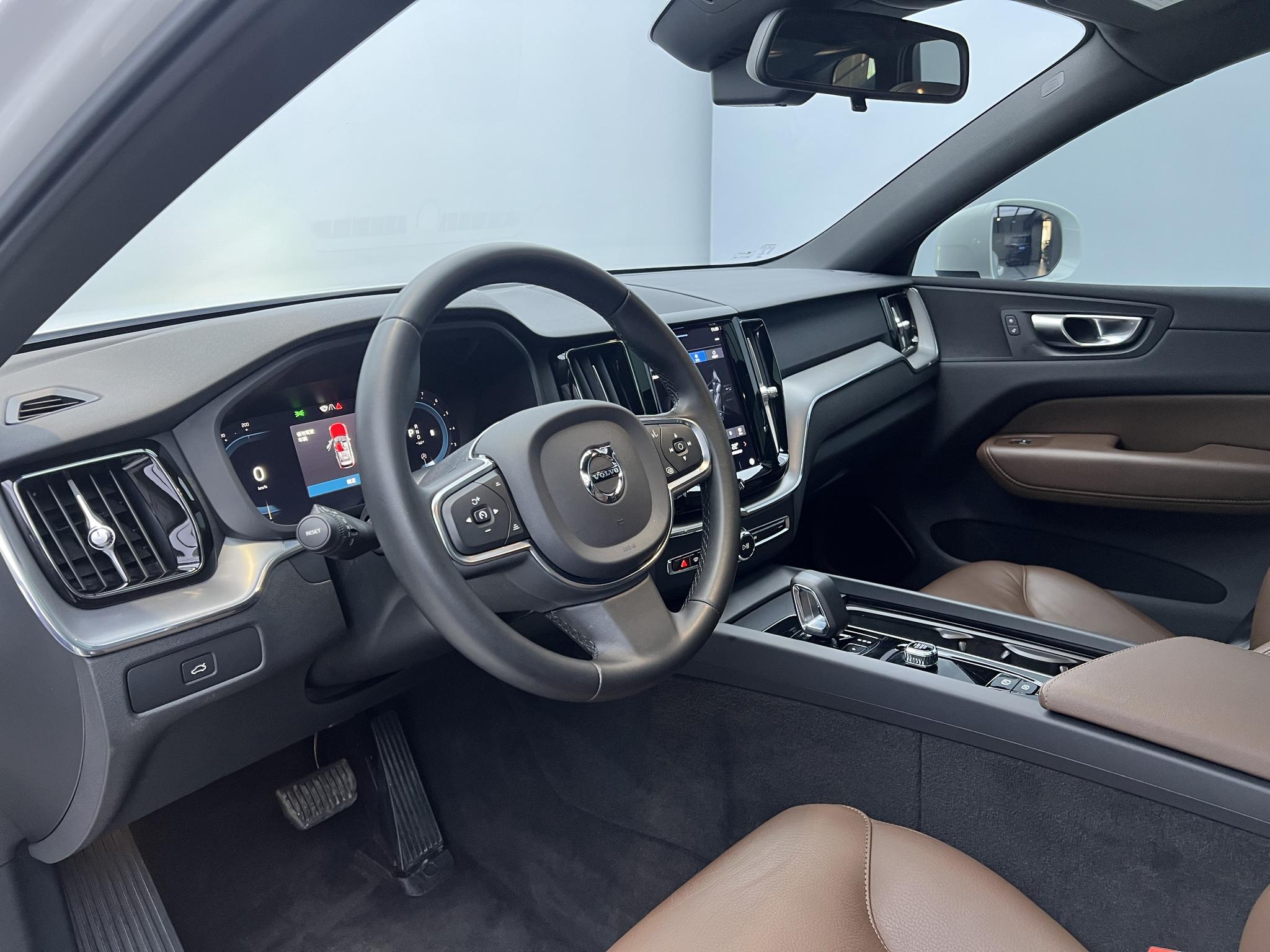 Volvo XC60 2023 B5 Luxury