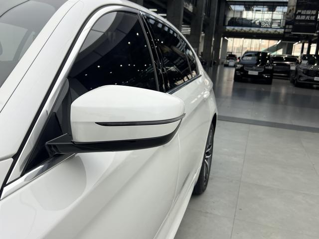 BMW 5 Series 2022 — фото 11