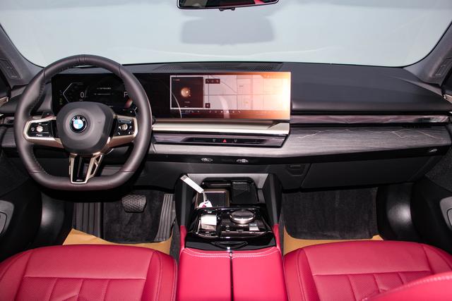 BMW 5-Series 2025 530 Li Leading M — фото 20