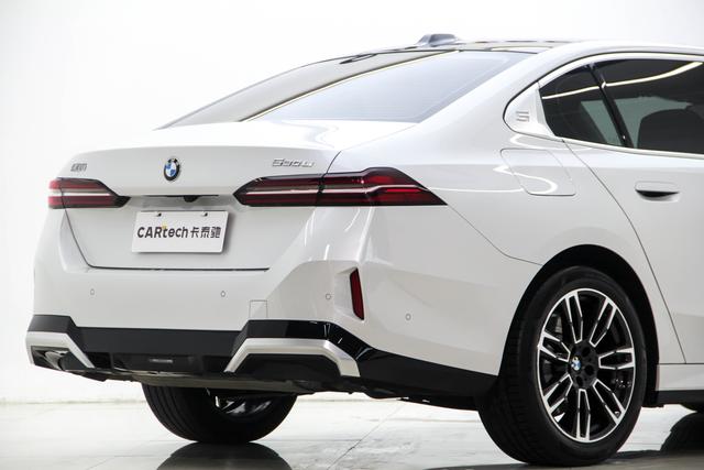 BMW 5-Series 2024 530 Li Leading M — фото 10