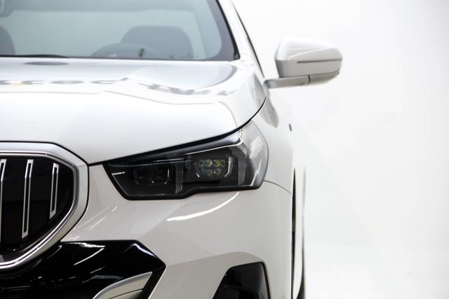 BMW 5-Series 2024 530 Li Leading M — фото 8