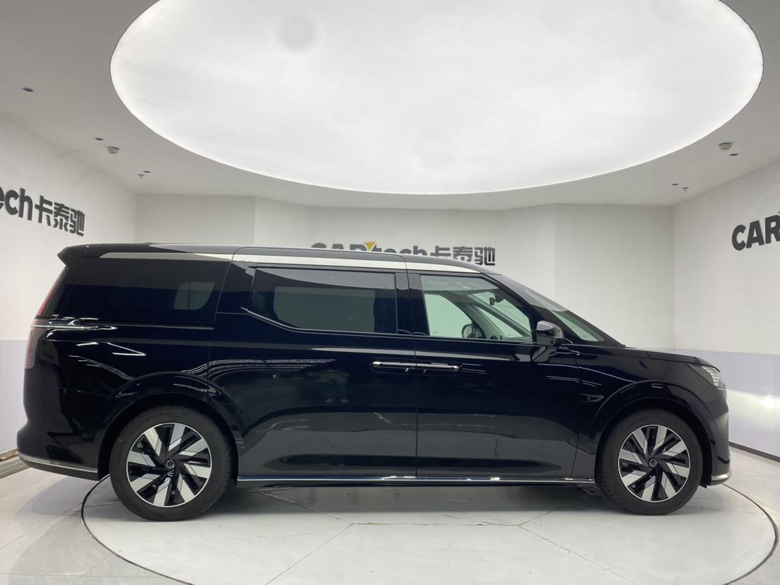 Volvo EM90 2025 Ultra мест