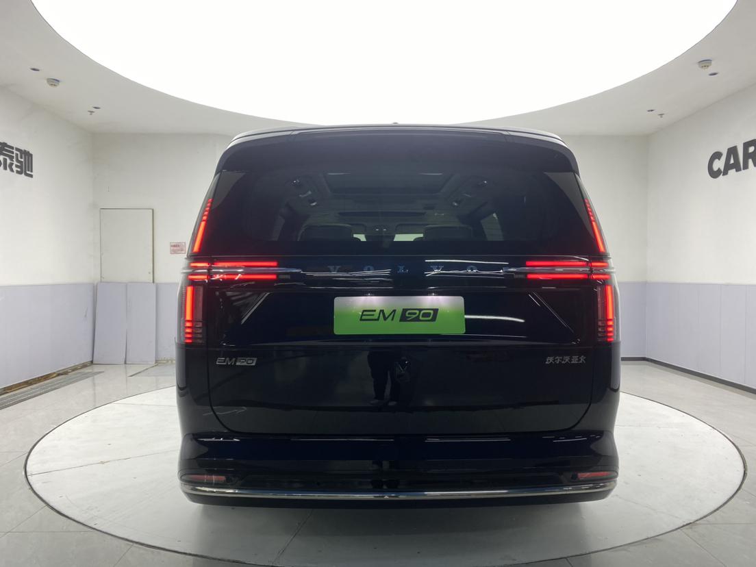 Volvo EM90 2025 Ultra мест