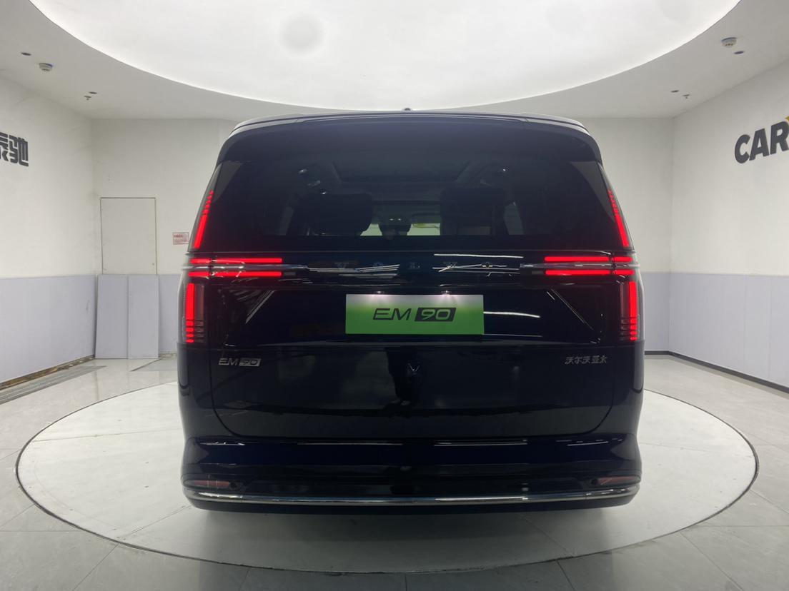 Volvo EM90 2025 Ultra мест