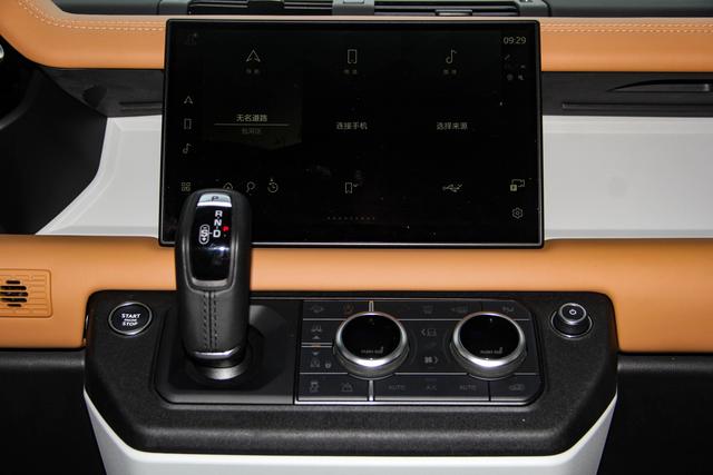 Land Rover Defender 2023 110 3.0 T P 400 — фото 16