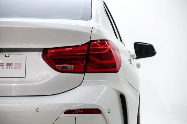 BMW 1-Series 2019 120i Leading M — фото 9