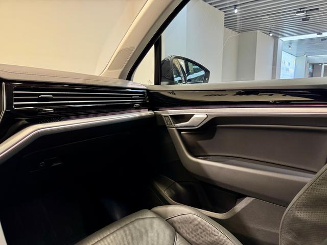 Volkswagen Touareg 2022 3.0 TSI — фото 17