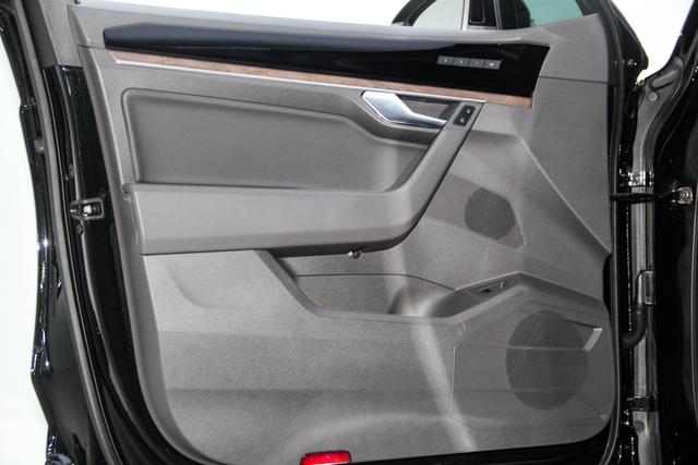 Volkswagen Touareg 2023 3.0 TSI — фото 13