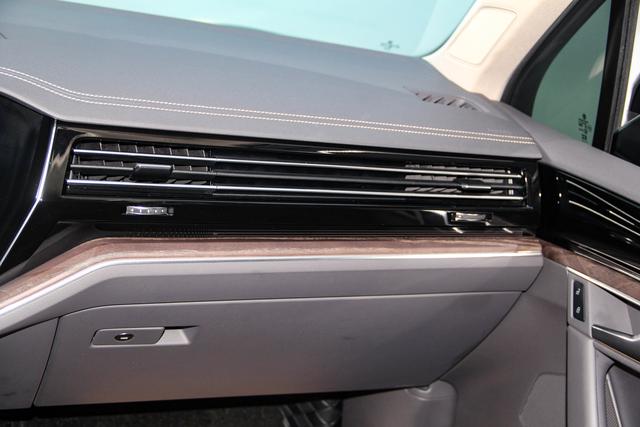 Volkswagen Touareg 2023 3.0 TSI — фото 14
