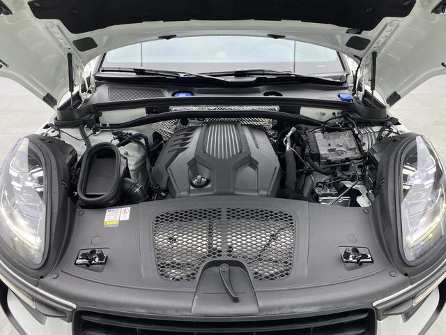 Porsche Macan 2023 Macan 2.0 T — фото 6
