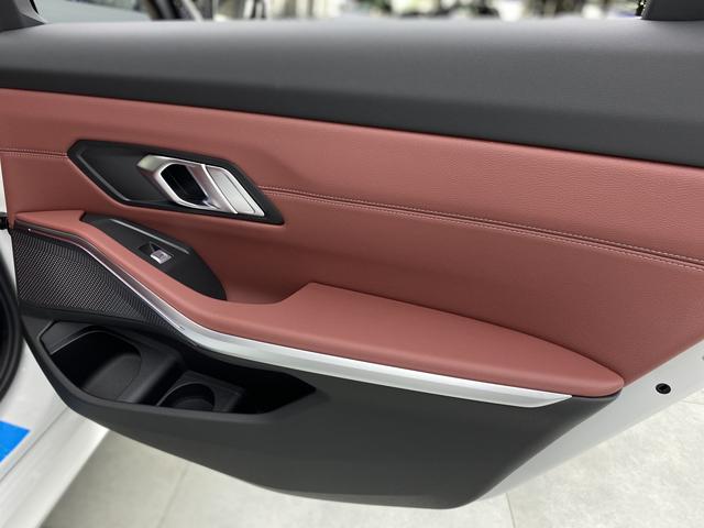 BMW 3 Series 2025 — фото 10