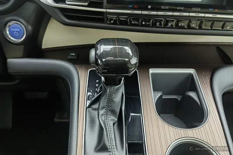 Toyota Granvia — фото 10