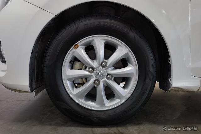 Hyundai Verna 2017 1.4 L MT V — фото 9