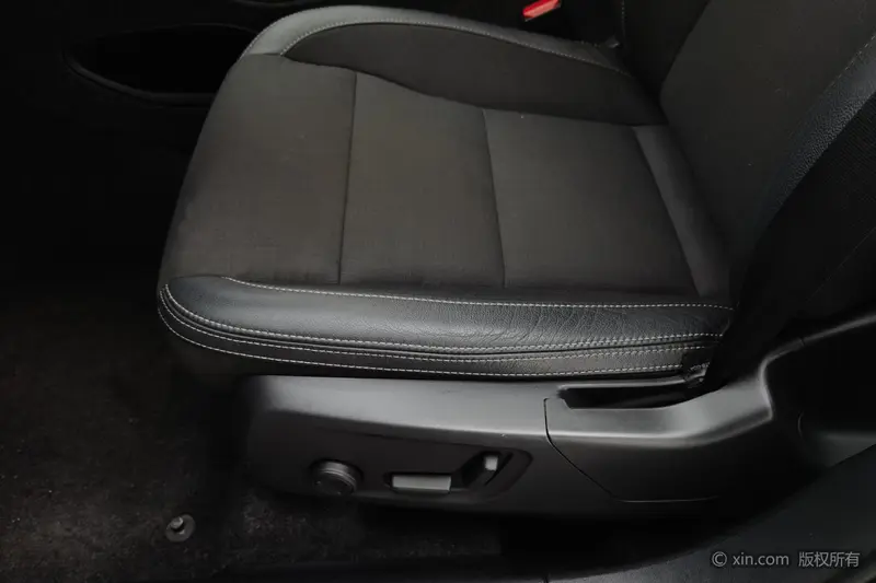 Volvo XC40 — фото 13