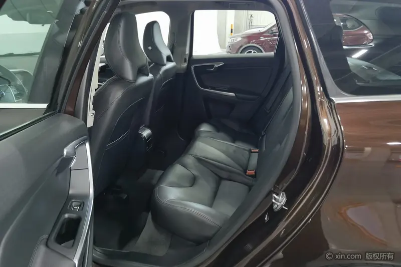 Volvo XC60 — фото 14