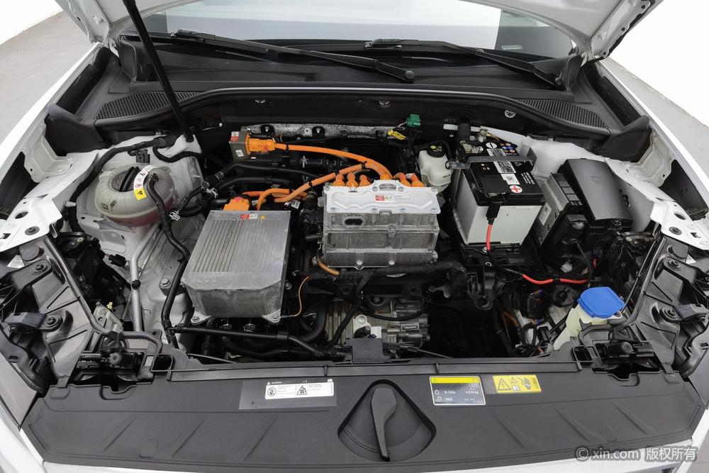 Audi Q2L e-tron, фото 5