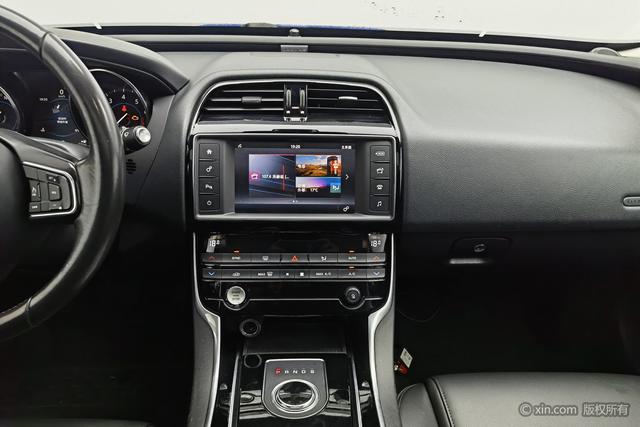 Jaguar XEL 2018 2.0 T 200 PS — фото 10