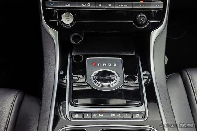 Jaguar XEL 2018 2.0 T 200 PS — фото 15