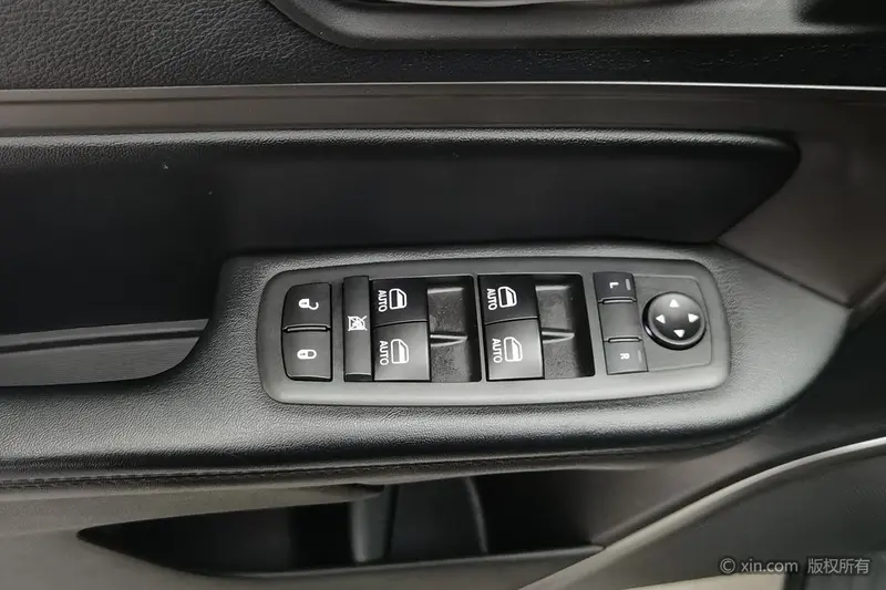 Jeep Commander — фото 17