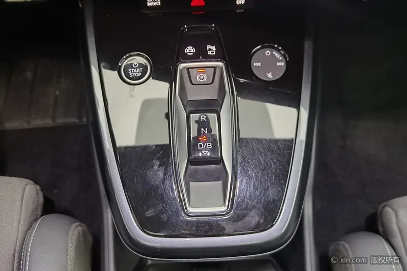 Audi Q4 e-tron — фото 10
