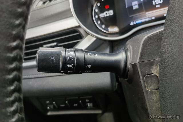 Geely Emgrand 2018 1.5 L CVT — фото 16