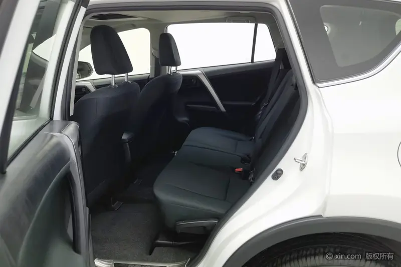 Toyota RAV4 — фото 15