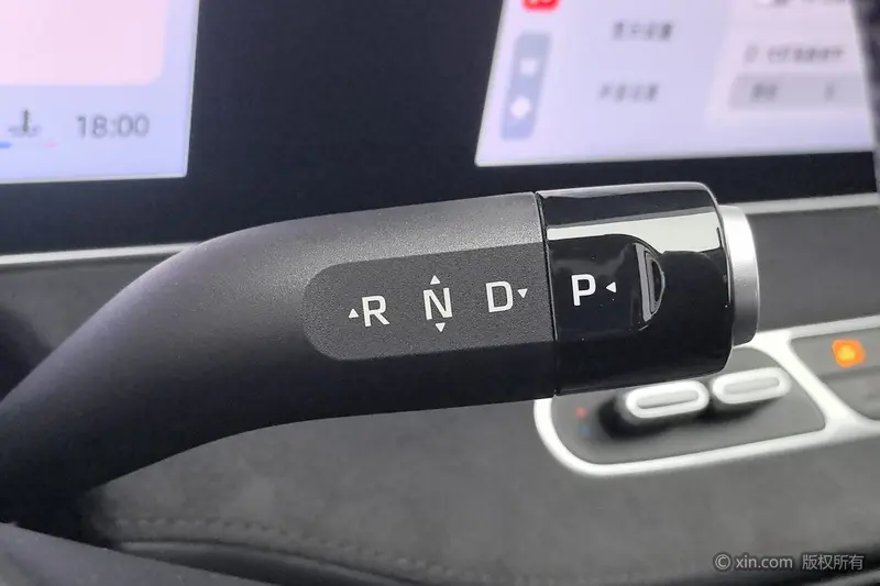 Roewe D7 DMH — фото 10
