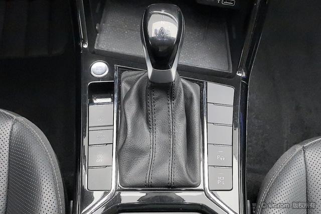Volkswagen Passat 2023 330 TSI — фото 14