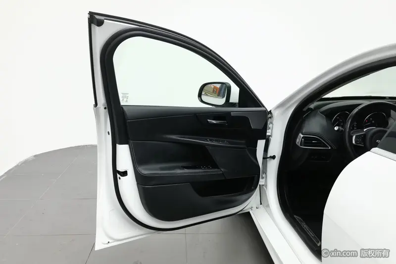 Jaguar XE — фото 16