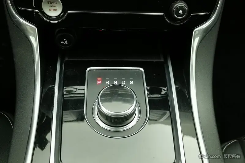 Jaguar XE — фото 10