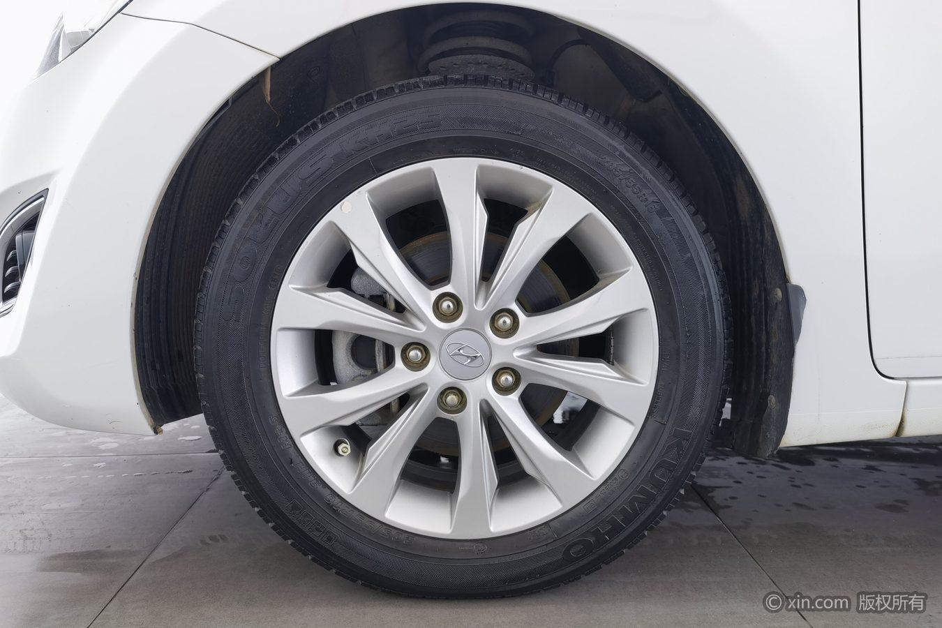 Hyundai Elantra 2016 1.6L MT Luxury