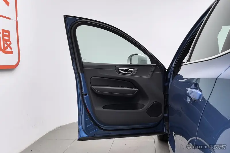 Volvo XC60 — фото 16