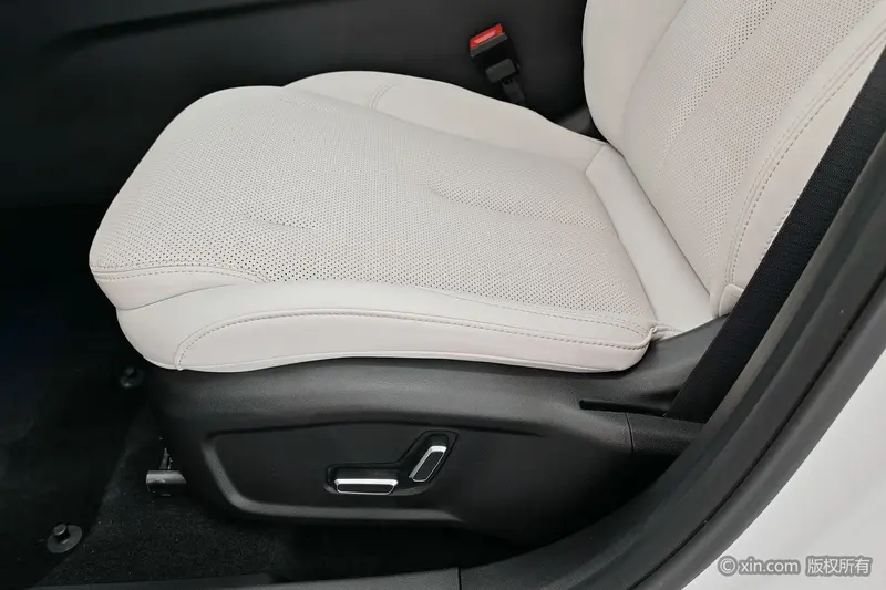 Geely Galaxy L 6 1.5 T DHT 125km — фото 12