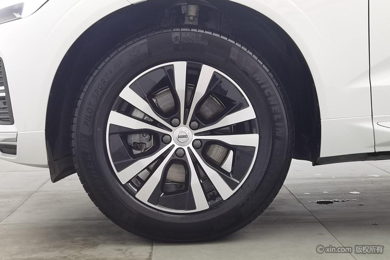 Volvo XC60 2025 B5 Luxury
