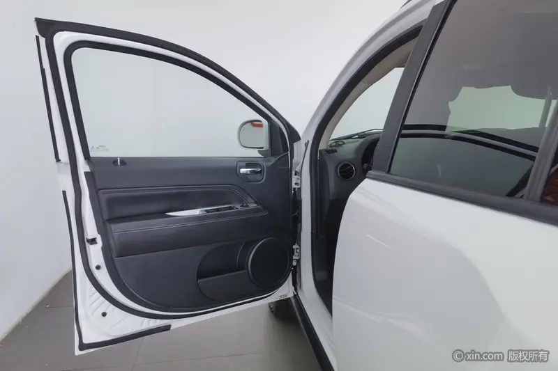 Jeep Compass — фото 16