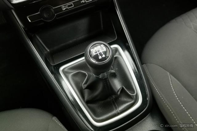 Roewe i5 2020 1.5 L MT 4 G — фото 17