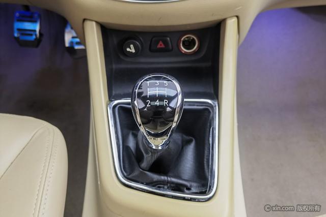 Wuling Baojun 730 2015 1.8 L MT ESP 7 — фото 15