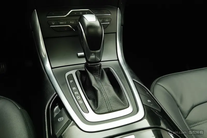Ford Edge — фото 10