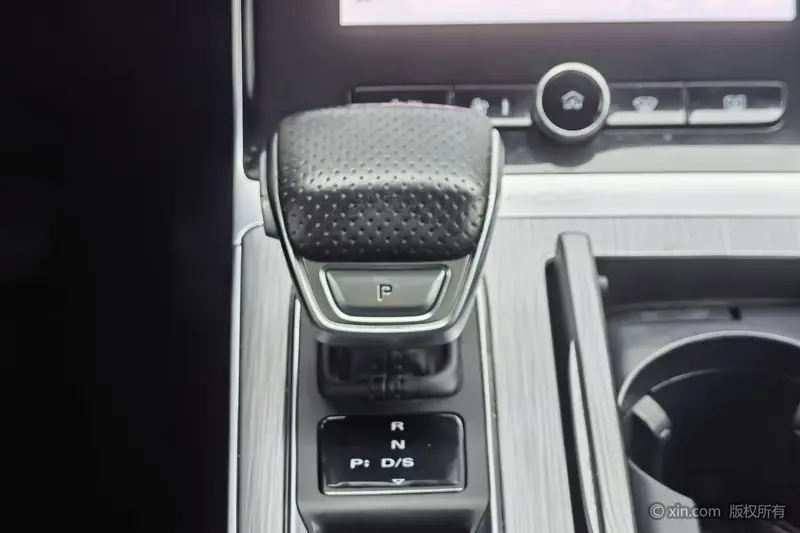 Roewe RX5 — фото 10