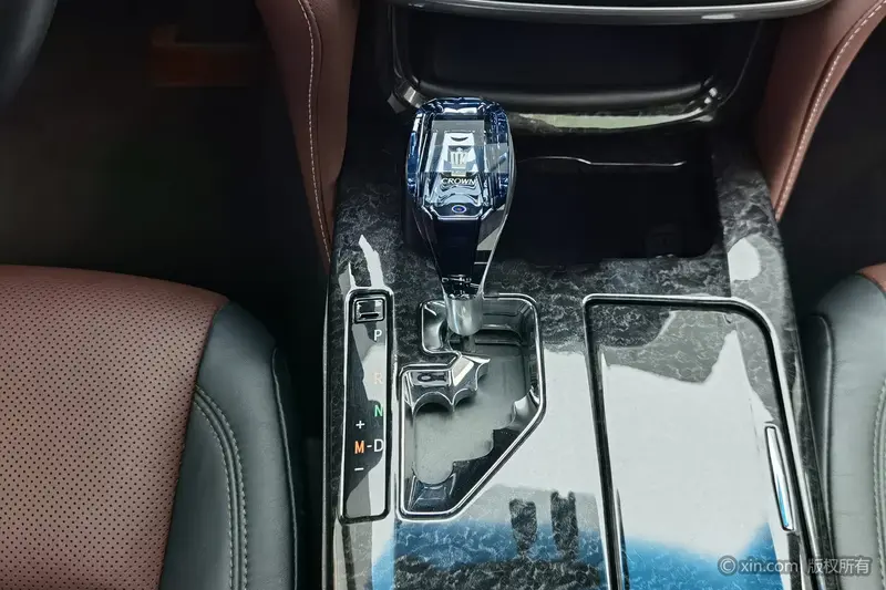 Toyota Crown — фото 10