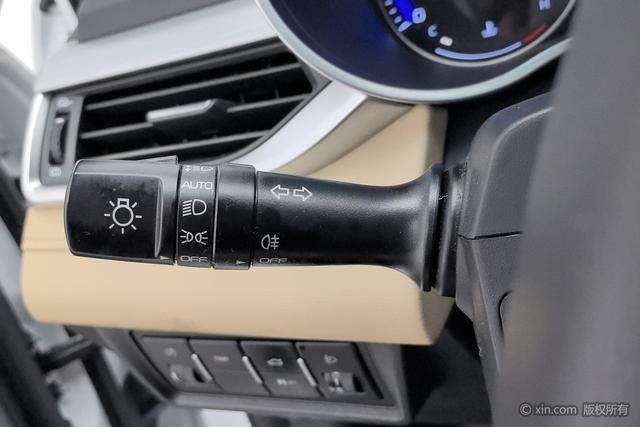 Geely Emgrand 2018 1.5 L MTLuxury — фото 15