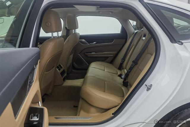 Jaguar XFL 2024 2.0 T P 250 2 WD — фото 18